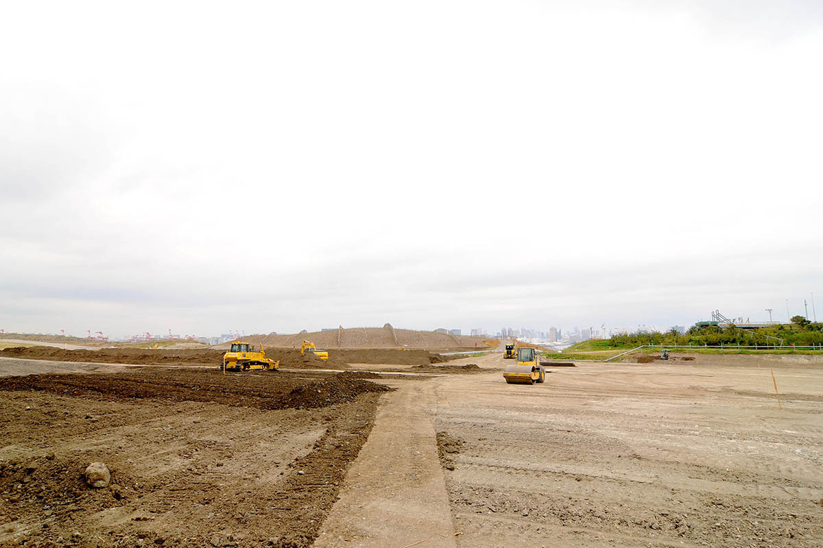 プレオープン中に一般開放されていた海の森公園内でも大型重機によって整備が進められていた(2015年10月撮影)