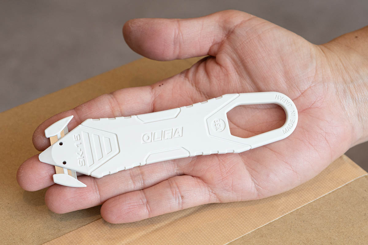 オルファ カイコーン。知っている人は「イエローじゃないの?」と思うかもしれませんが、今回入手したのはホワイト