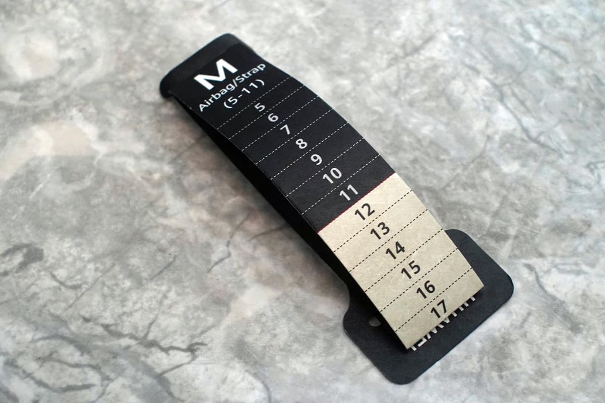 付属のメジャーで手首の太さを測る。11以下ならMサイズ、それ以上はLサイズ