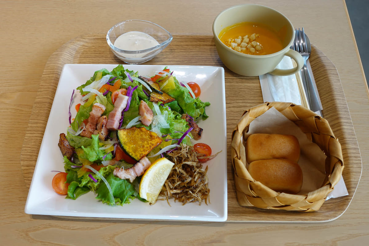 「KUBOTA AGRI FRONT CAFE」では、施設内の野菜工場で獲れた食材を活かしたランチを食べることもできる