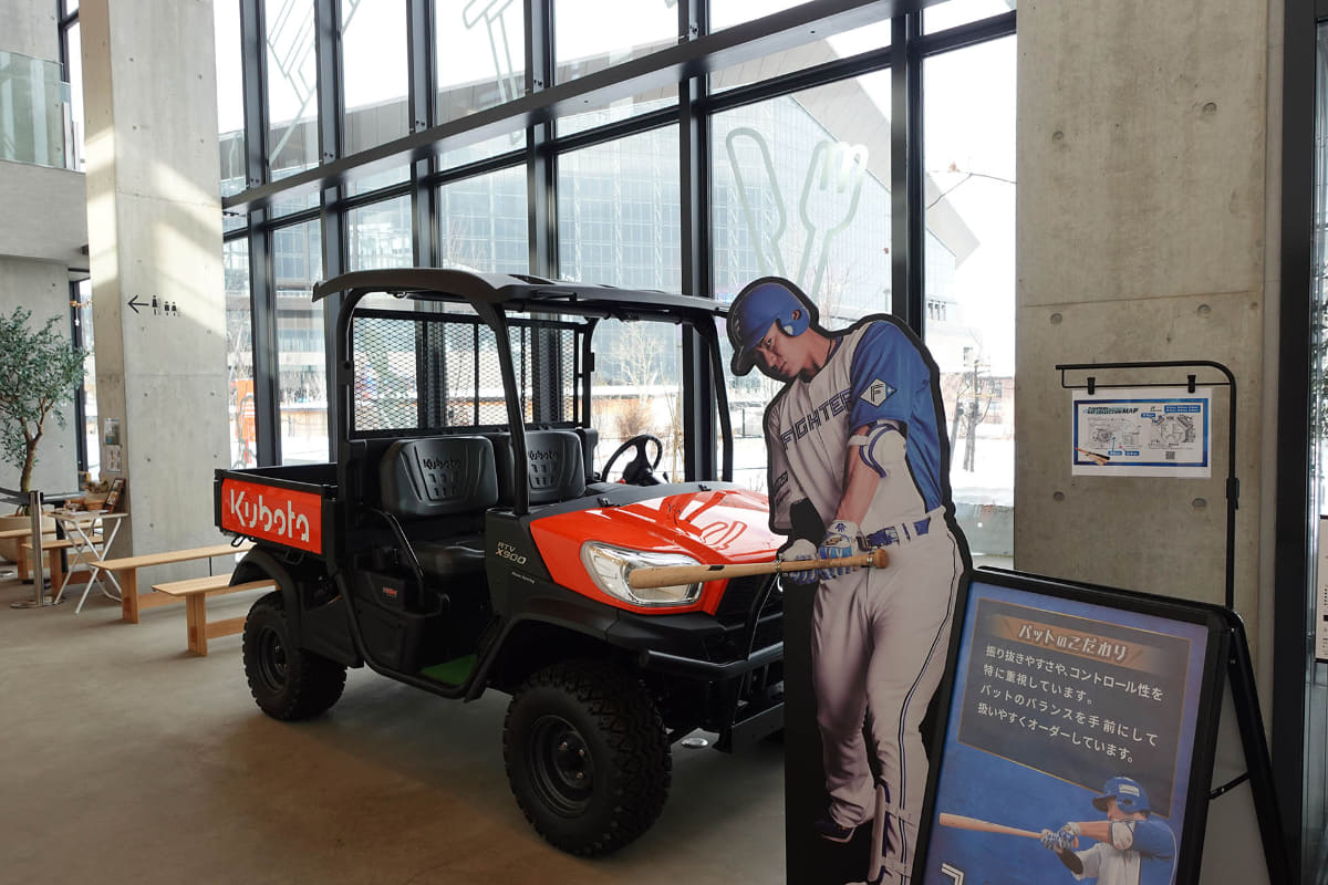 ファイターズ・松本剛選手のサイン入りトラクター。人気選手のパネルは至る所にある