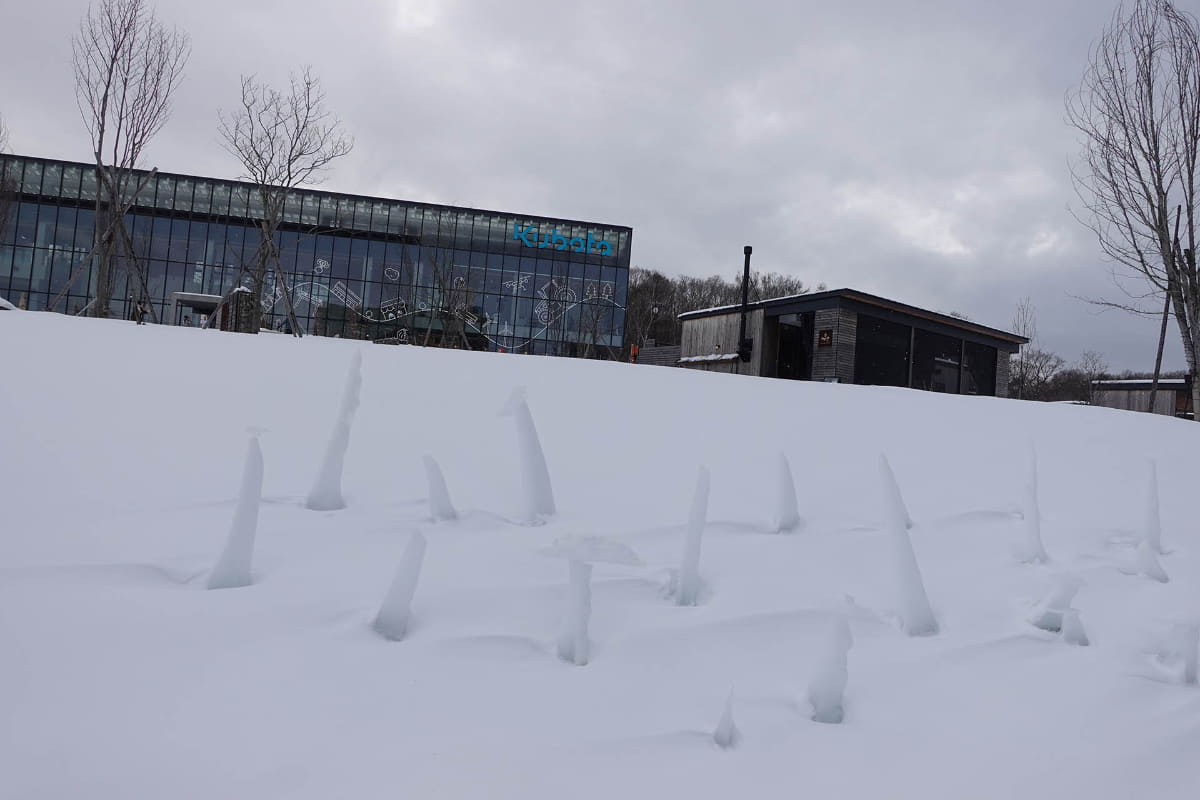 クボタ施設の前に建てられていた氷柱。職員の方が手作業で建てていた