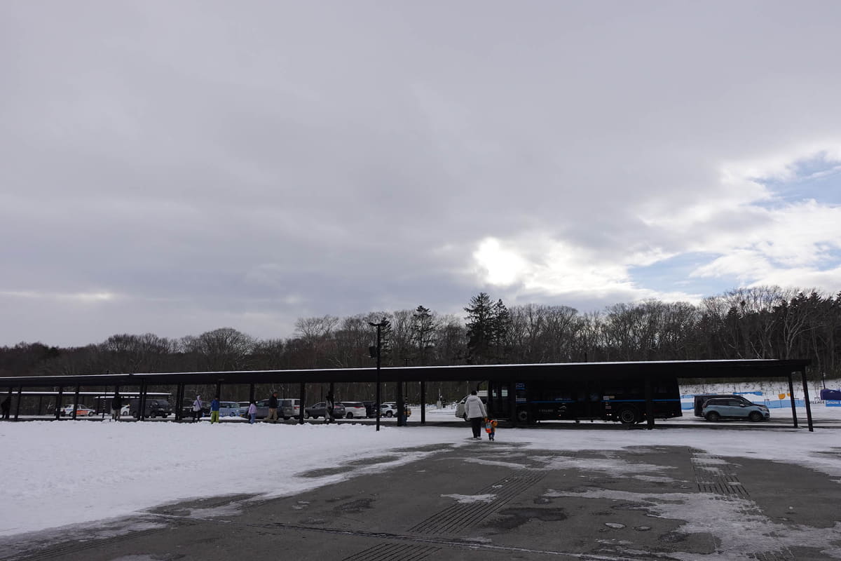 シャトルバス乗り場。ここだけ雪や凍結は少なかった