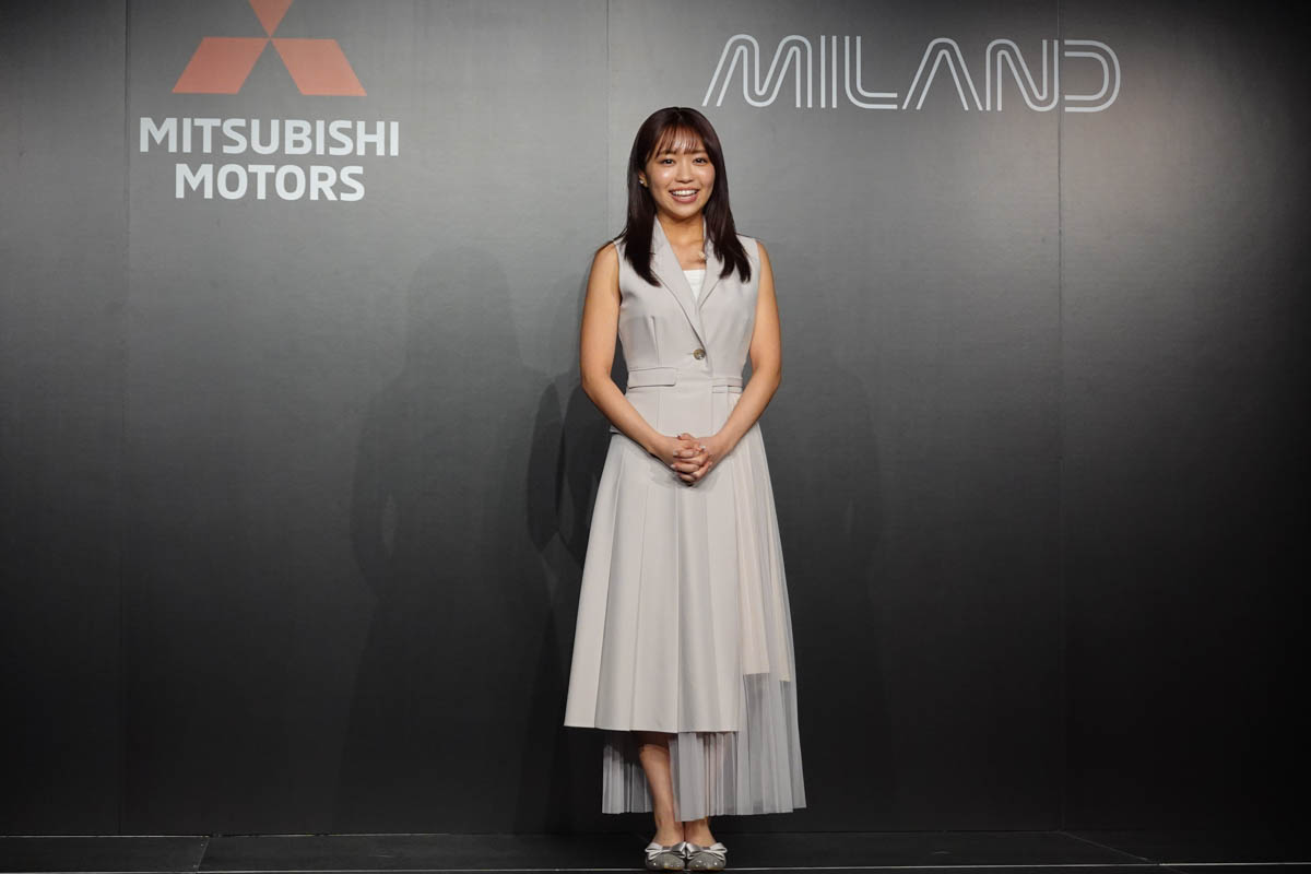 記者会見に登場した俳優の大原優乃さん。ドライブが趣味で1日5時間～6時間は平気で運転できるという