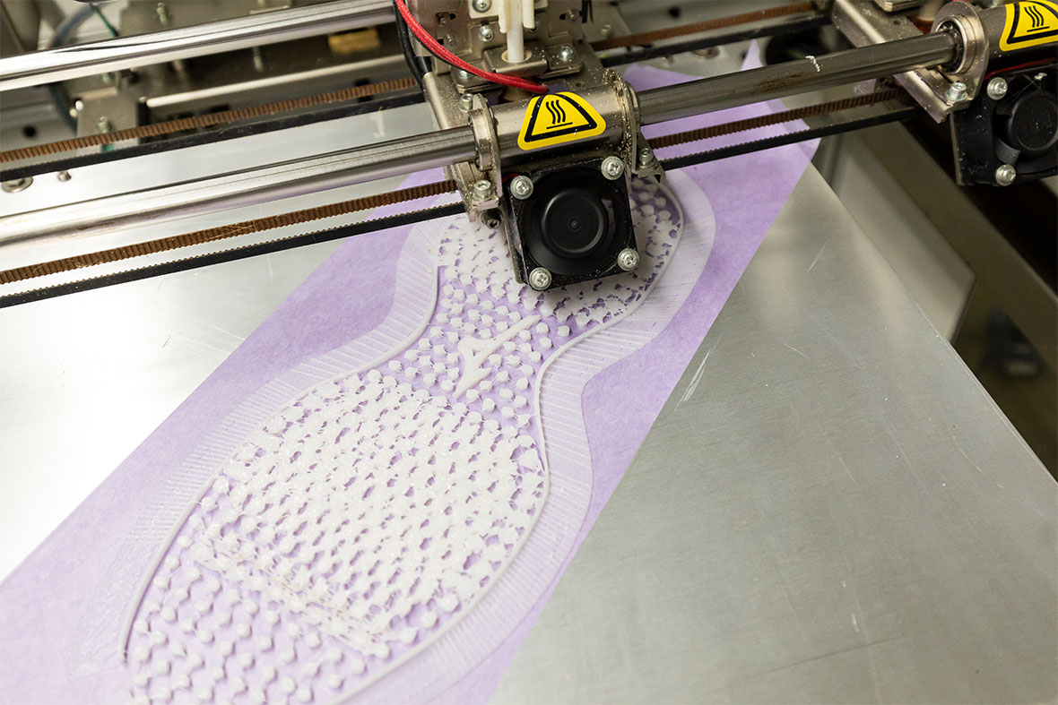 3Dプリンターでソールを成形(製造工程の写真はミズノ提供)