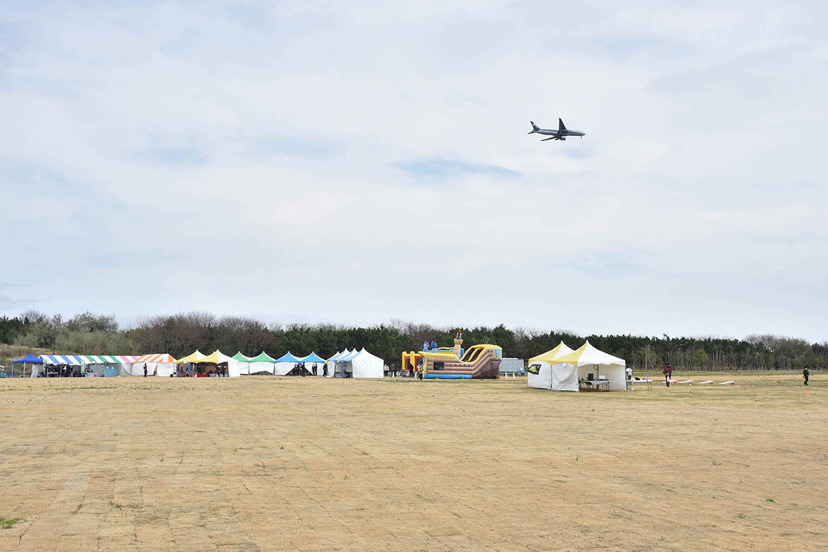 海の森公園の上空を航空機が飛び交い、羽田空港が近いことを感じさせる