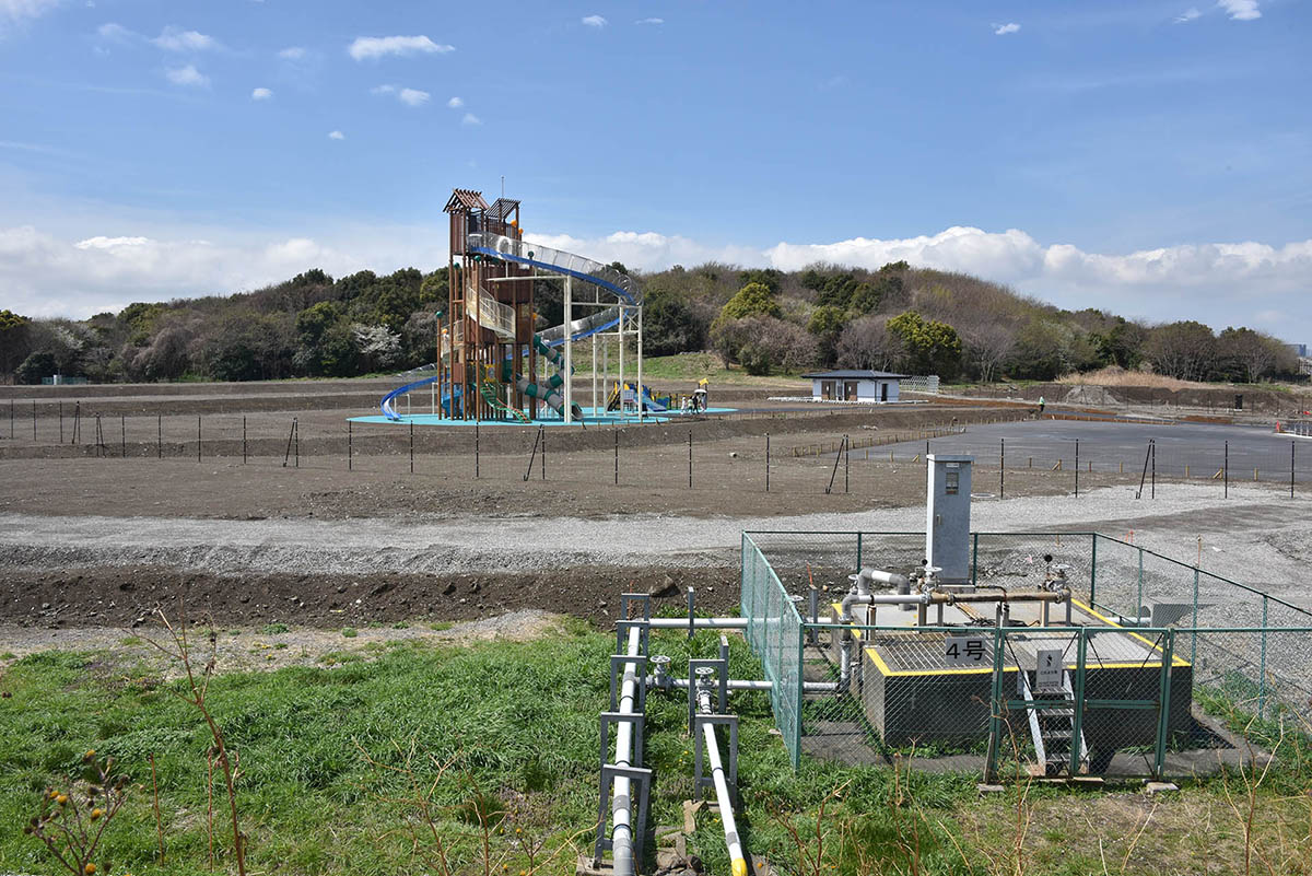 複合遊具が設置されたわいわい広場の遠景。明らかに浮いた空間という印象
