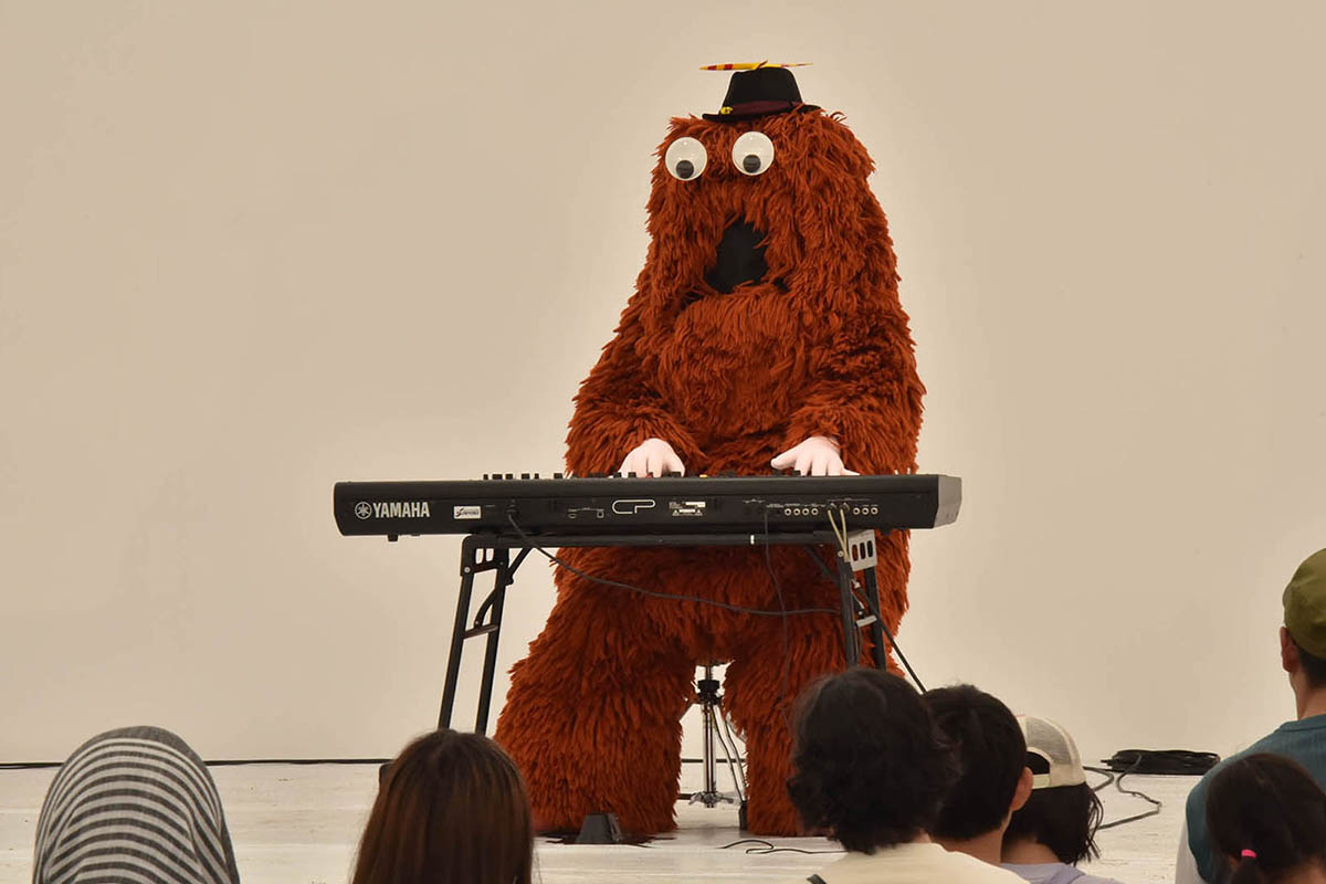 ムックによるピアノ演奏も披露された。現在はBSフジの子供向け番組「ガチャムク」などに出演している