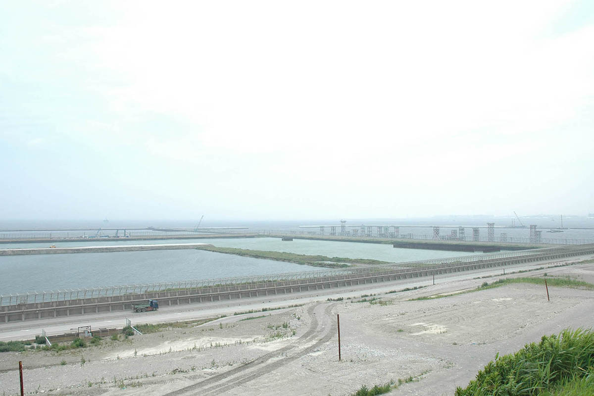 2005年の中央防波堤は公園になることが想像できないほど荒凉とした土地となっていた(2005年6月撮影)