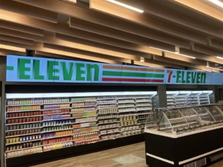 オープンケース上大型デジタルサイネージ