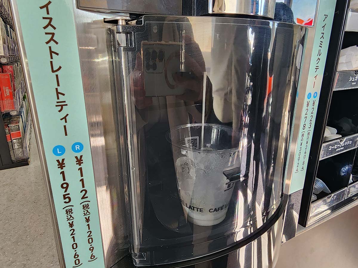 最初にミルクが注がれます