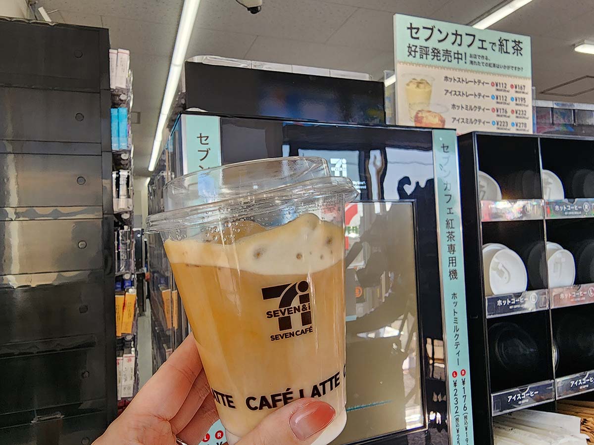 ミルクティーは茶葉が2種類。どちらも飲んでみました。カップはアイスカフェラテと同一