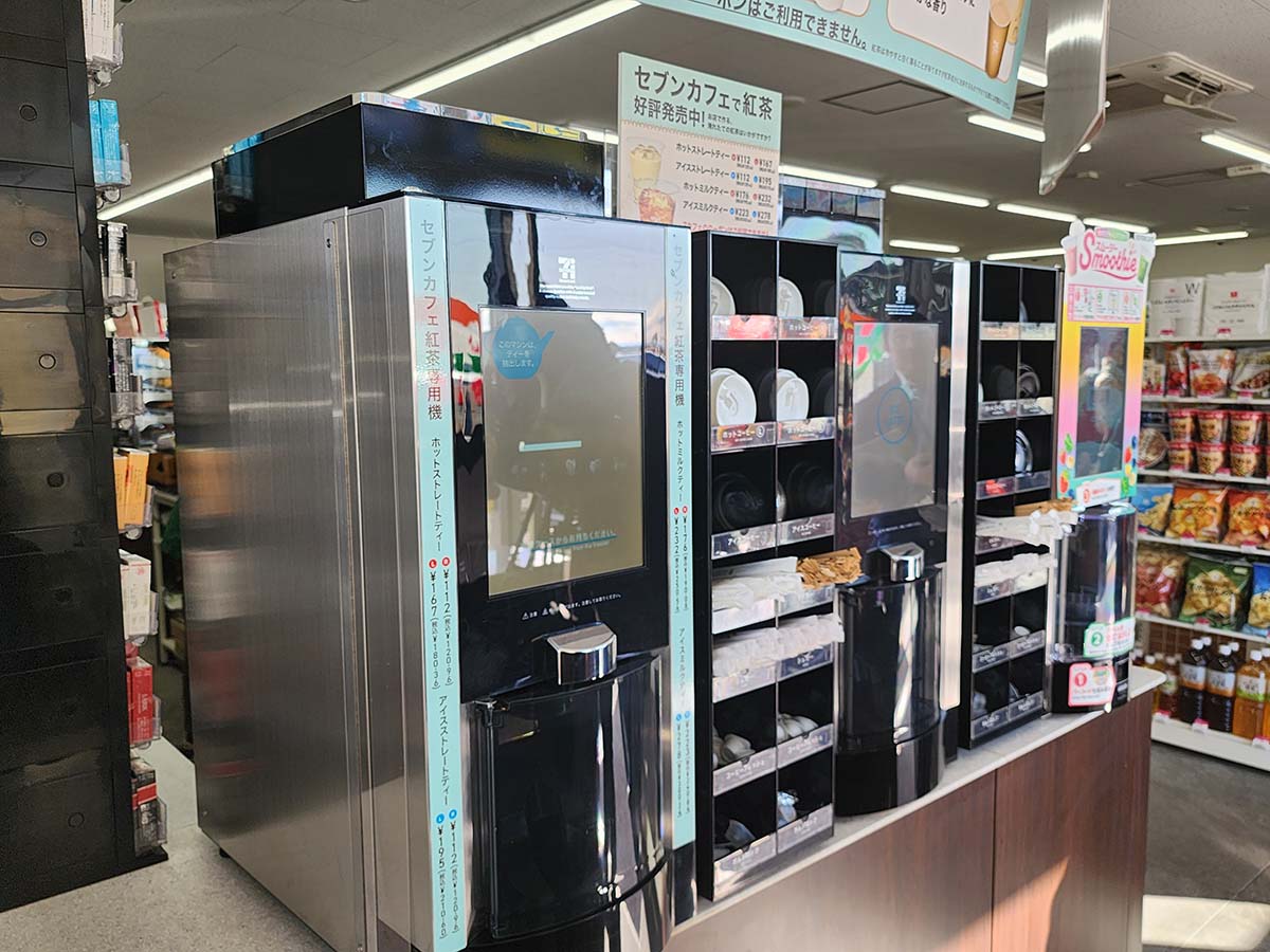 左端が「セブンカフェ ティー」専用マシン