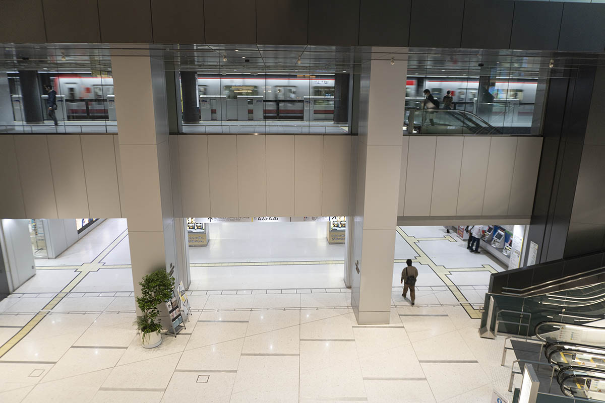 グラスロックの地下1階から駅側を見た様子。地下1階が駅ホーム(写真上側)、地下2階が改札階(写真下側)