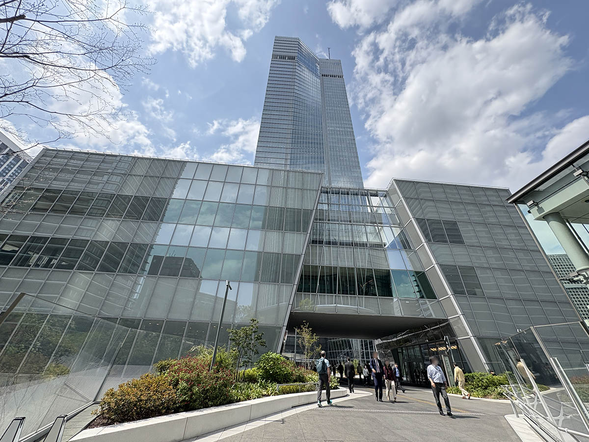 森タワー側から。後ろはステーションタワー