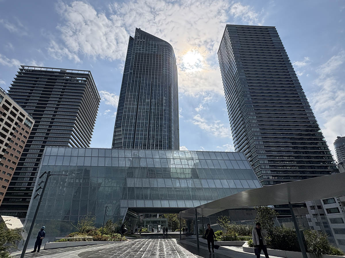 ステーションタワー側から。後ろは左から、ビジネスタワー、森タワー、レジデンシャルタワー