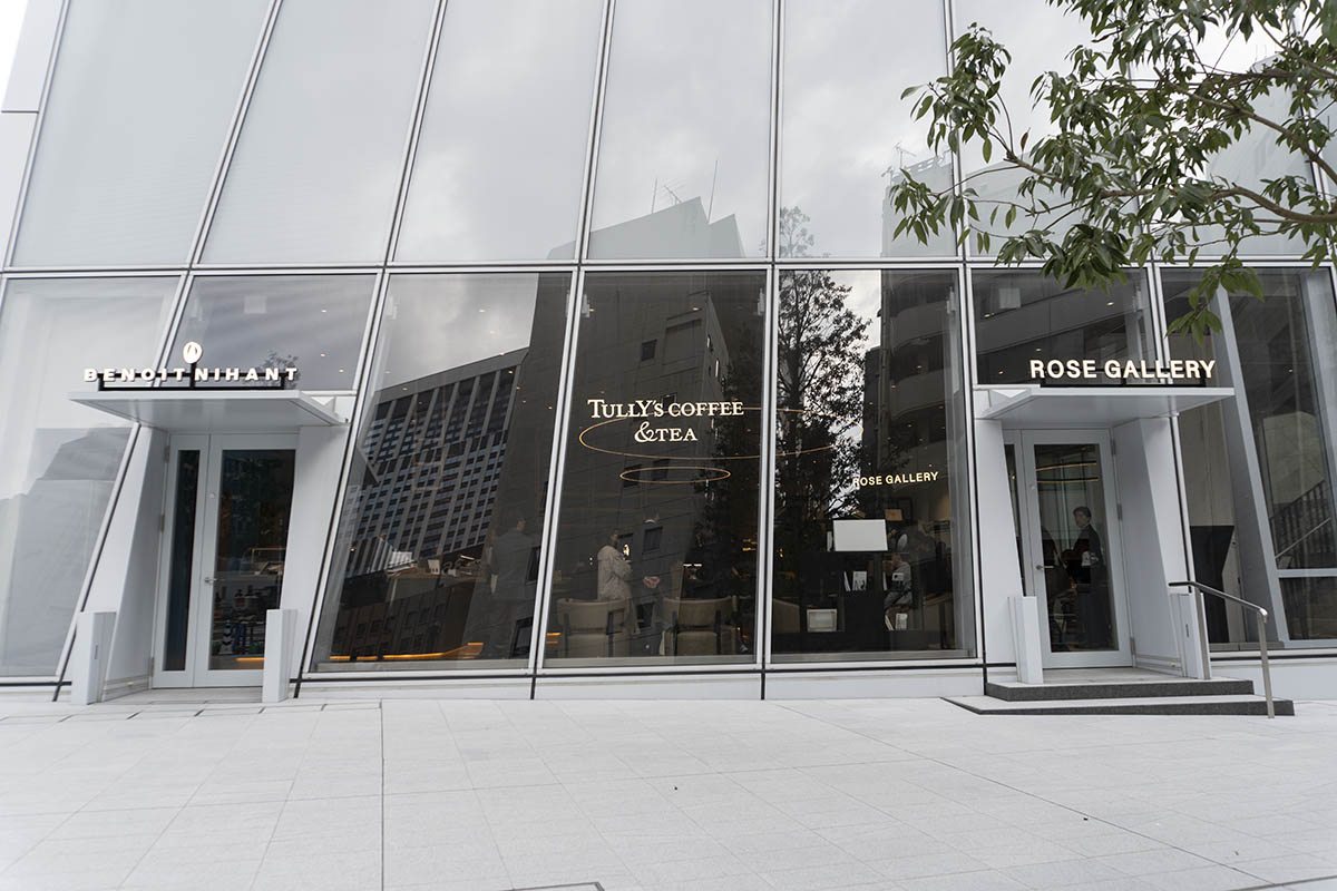 外には3店舗のロゴが並ぶ