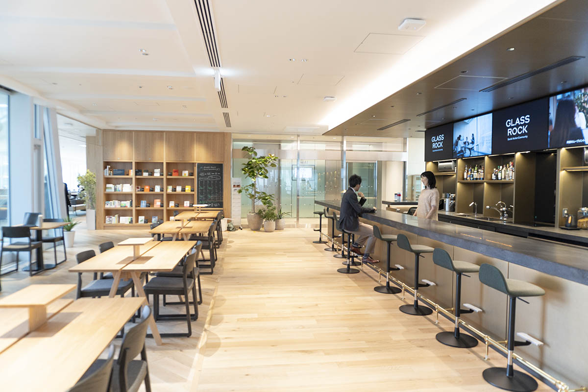 バーカウンターを備えたPartners Lounge