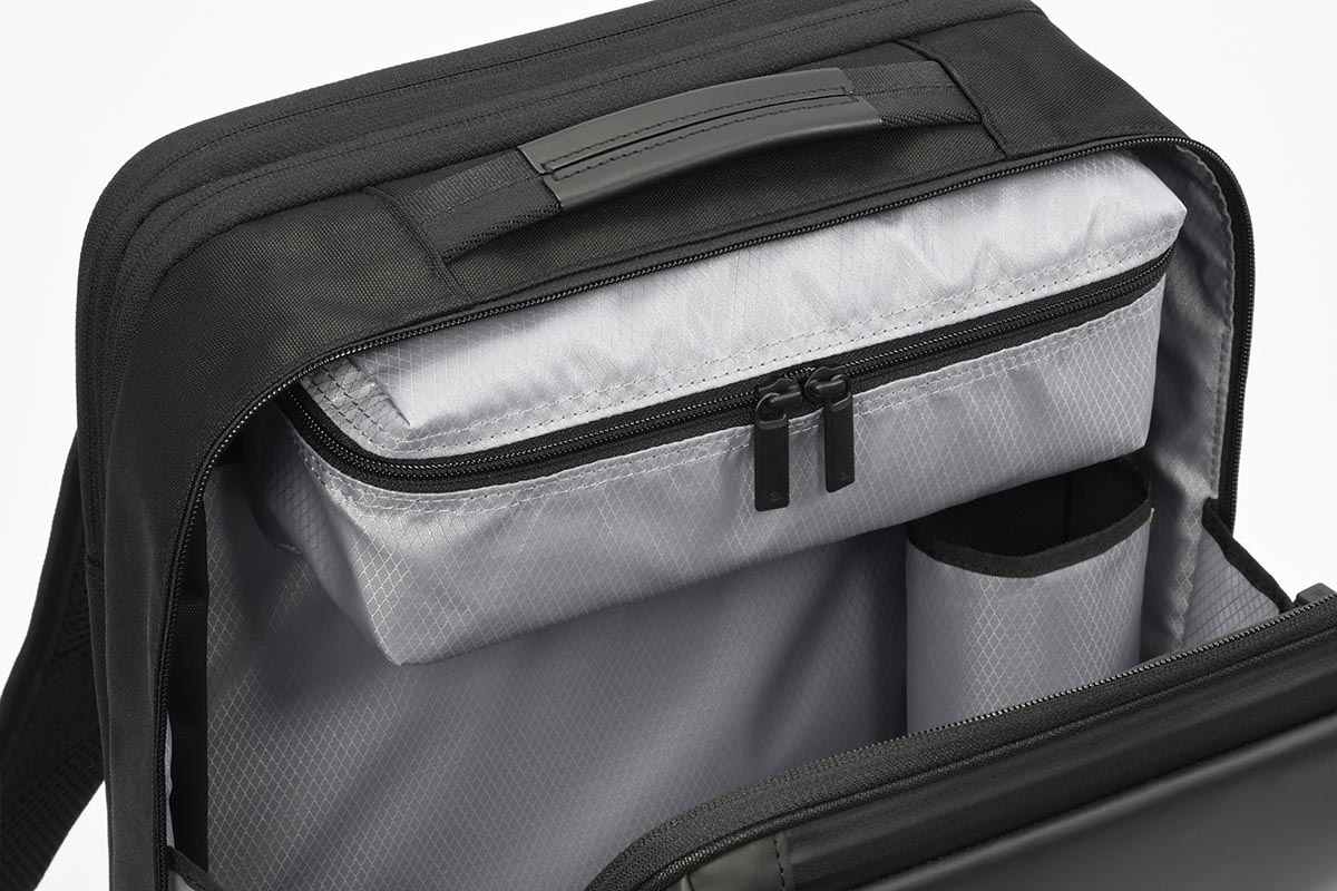 着脱可能な「吊り下げ式ポーチ」。バッグの中で絡まりやすいコード類などの収納を想定