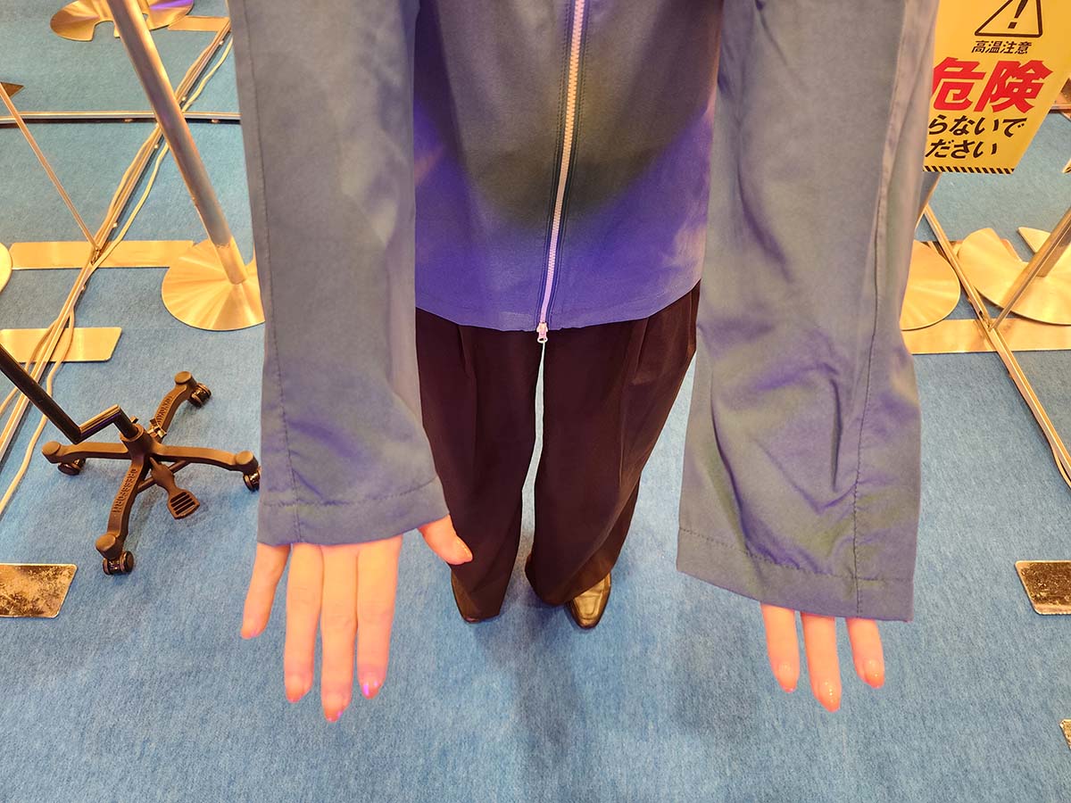 濡らした右袖だけ冷たくなって気持ちおい。サラッとした生地なためベタつかず不快感もない