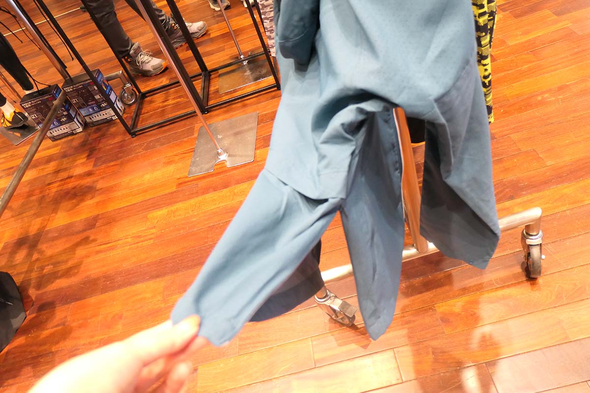 サイドのファスナーを開けて風通しをよくすることもできる
