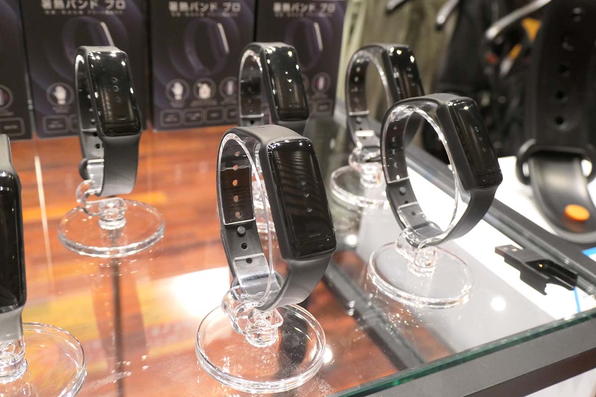 熱中症リスクを知らせる「暑熱バンド」(価格：1,900円)
