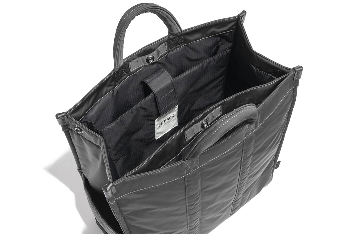 あおりポケットやベルト付きPC収納部を配置