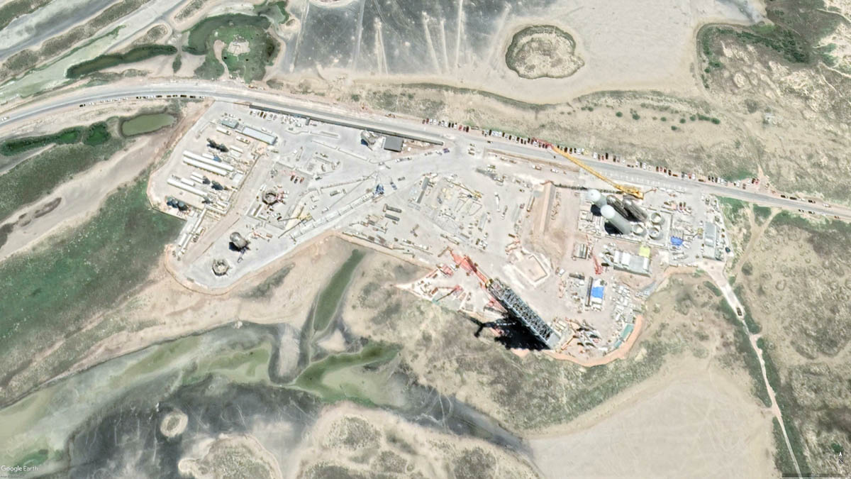 2021年6月には、Lauch Pad A付近に発射塔と足元の射点建設が進む(©Google)
