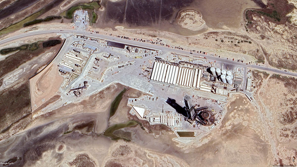 2024年4月画像左側のエリアではLauch Pad Bの新たな発射塔と射点建設が始まっている(©Google)