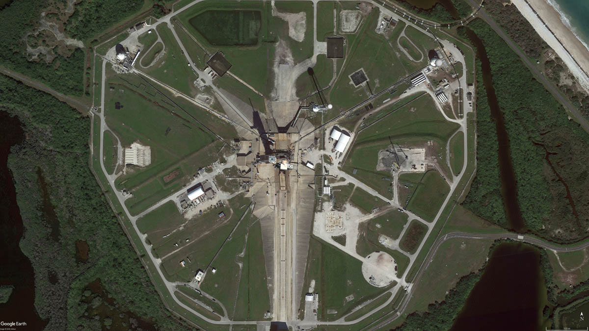 フロリダ州のケープカナベラル空軍基地で進むLC-39Aの増強工事。現在はFalcon 9の打上げが行われており、画面右側にスターシップ射点の建設が始まっている(©Google)