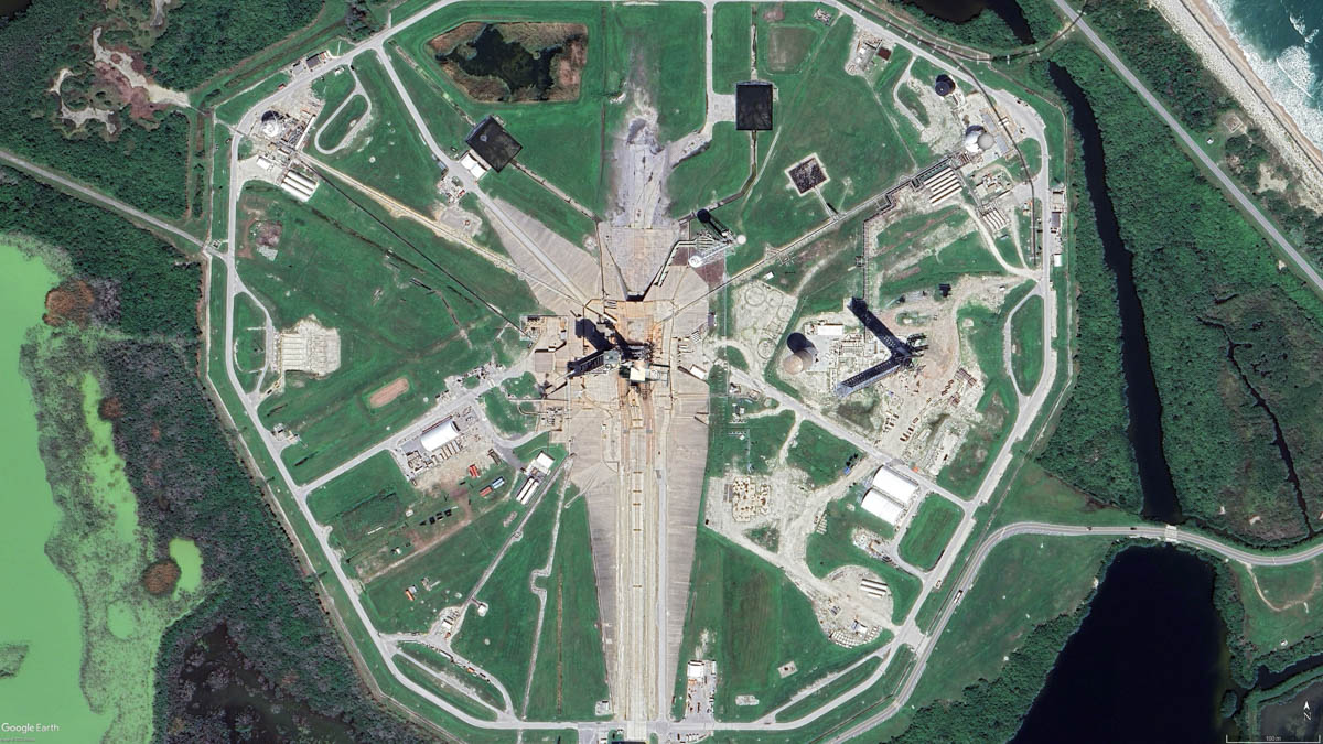 スターシップ発射塔建設が進むLC-39A(©Google)