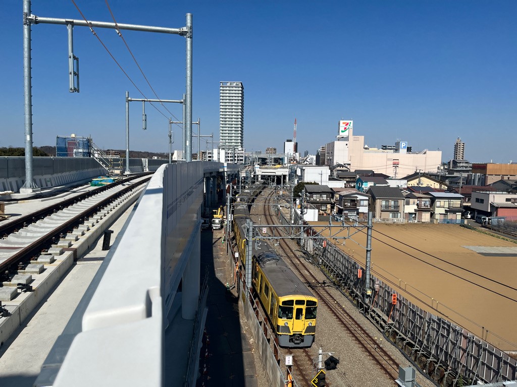 久米川駅方面から東村山駅を臨んだ工事状況。左側が新宿線下り線の高架橋