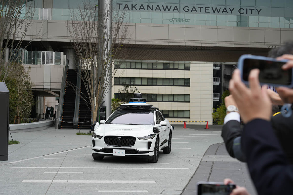 TAKANAWA GATEWAY CITYでテスト走行(ドライバーが運転)