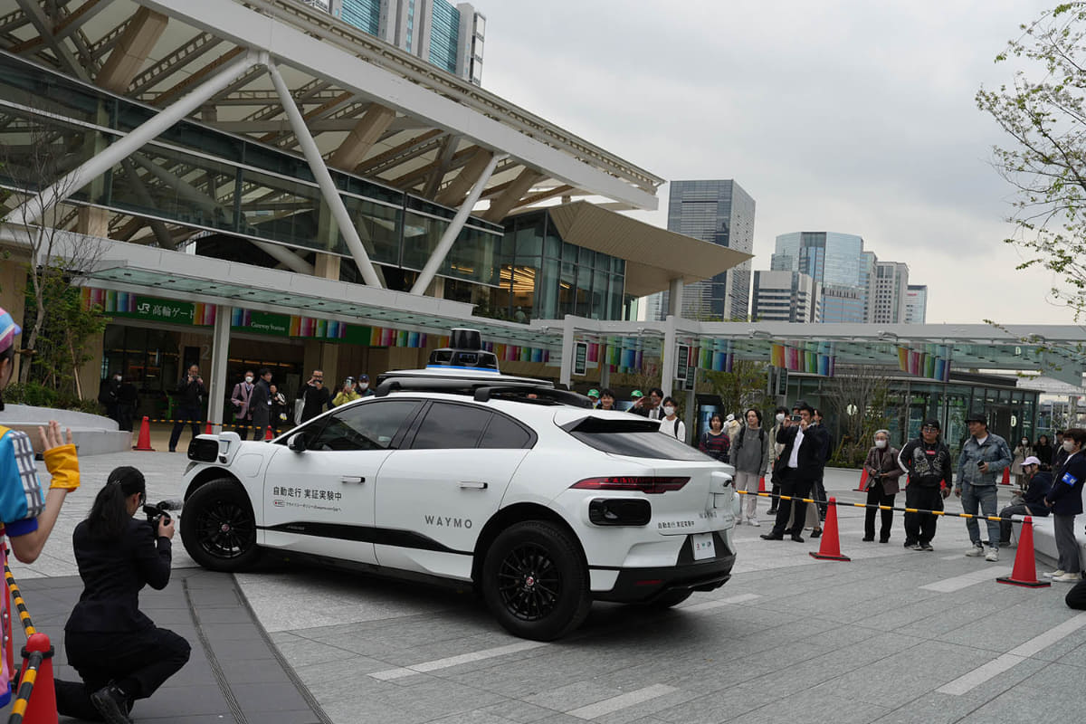 TAKANAWA GATEWAY CITYでテスト走行(ドライバーが運転)