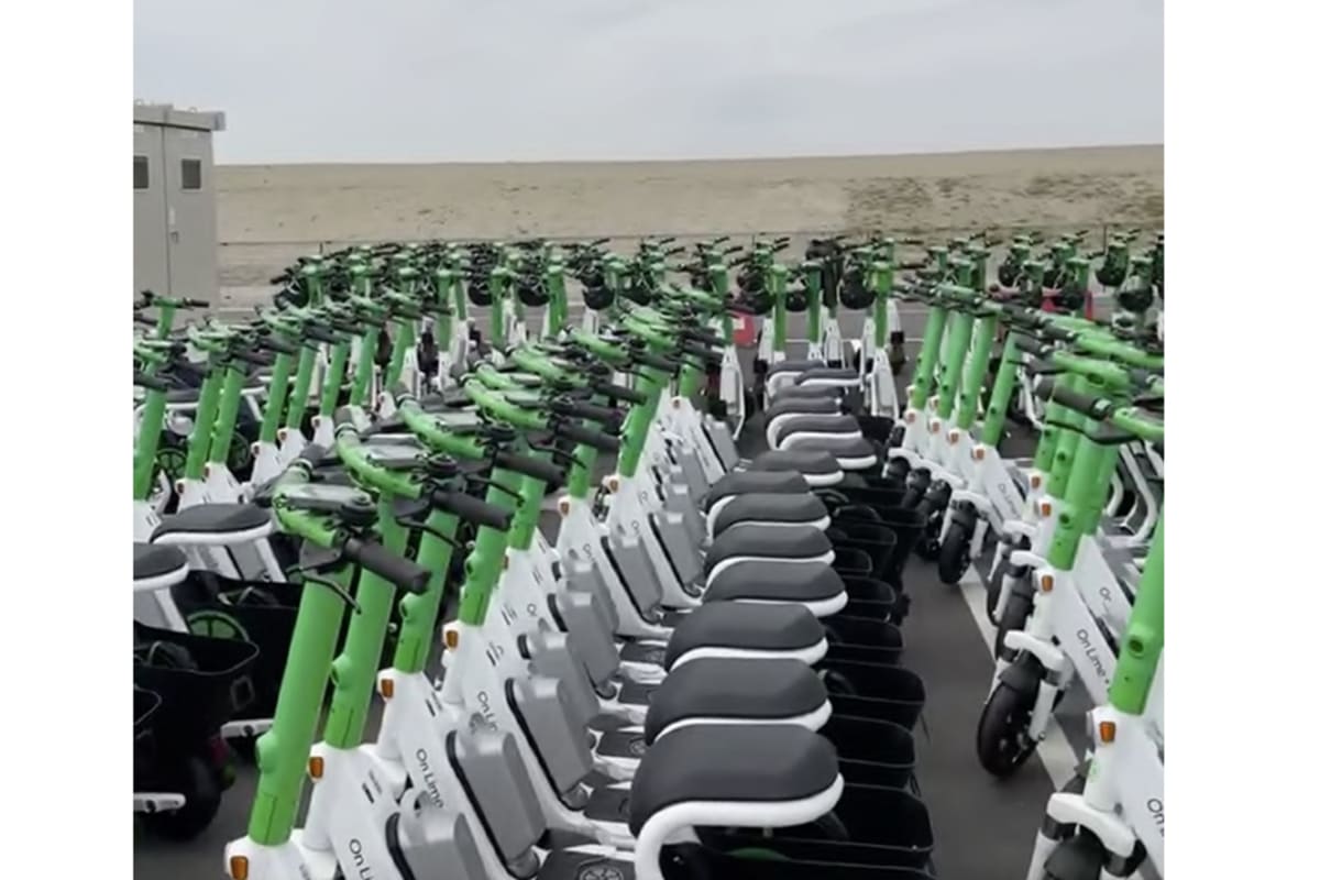 万博会場に設置されたLimeの電動モビリティ(着座式シートボード等)