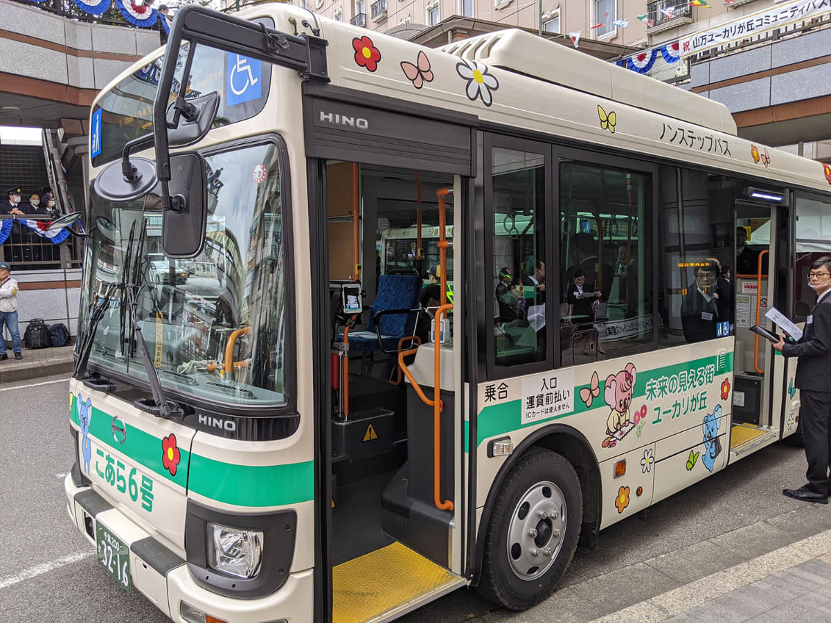 こちらはユーカリが丘のエリア内を走るバスでの顔認証乗車の実証実験の様子。こちらも現在では別のタブレット端末で運用が行なわれている