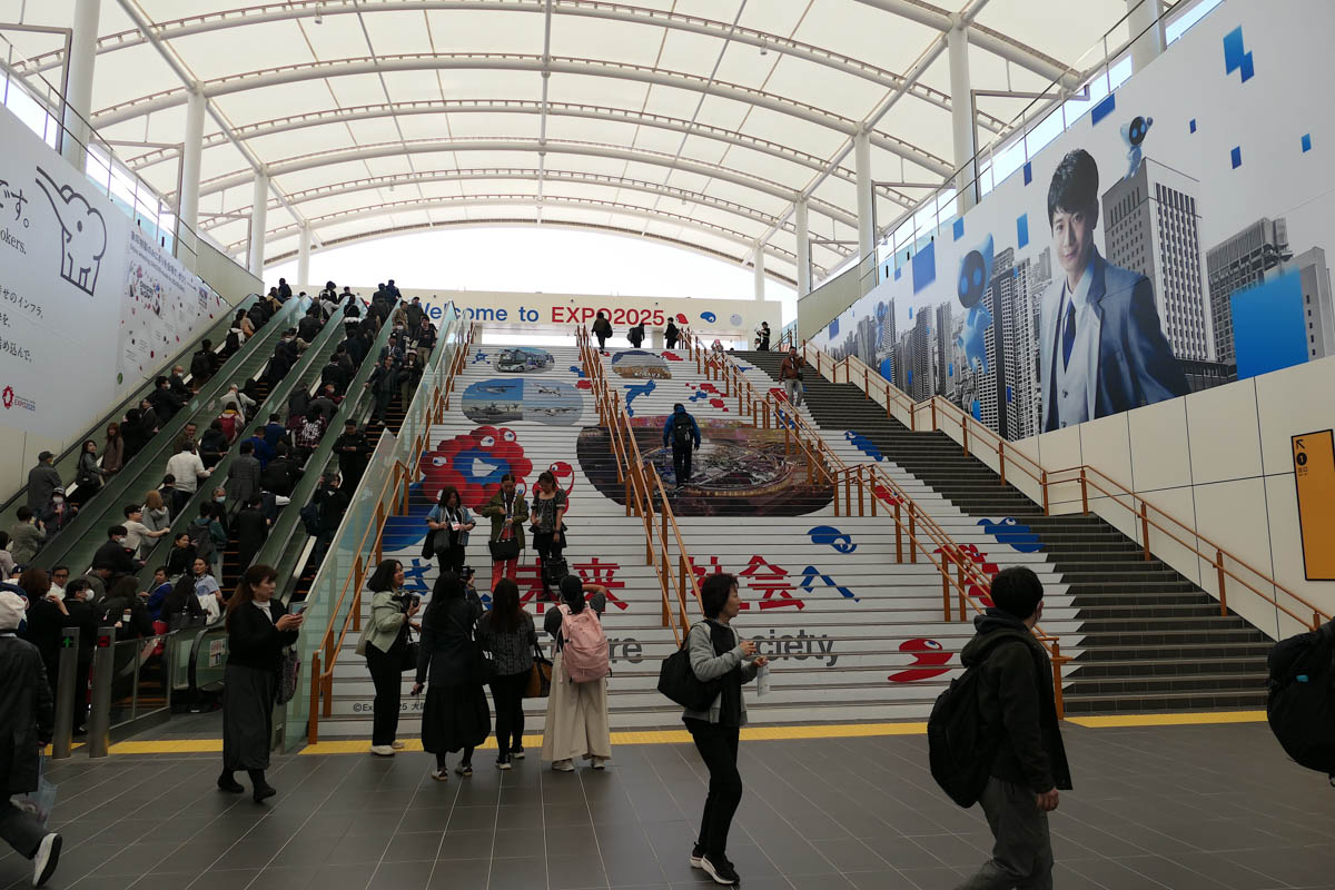 夢洲駅の大階段にはウェルカムメッセージ
