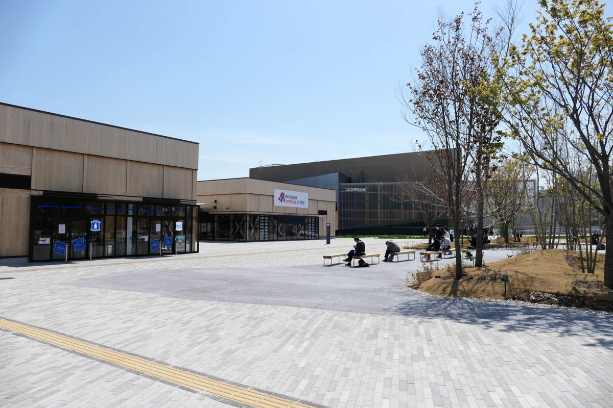 東ゲートを入ってすぐ左側にローソン