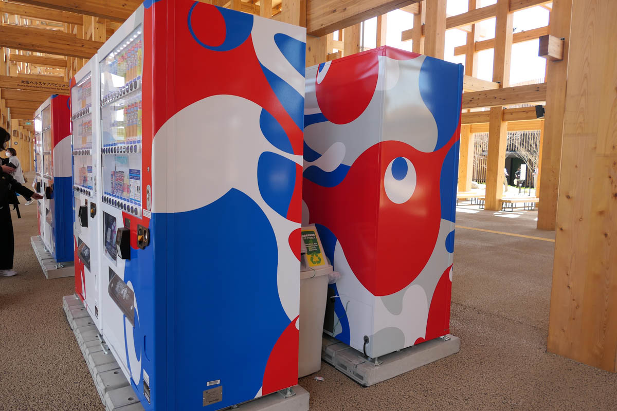 自動販売機もミャクミャクカラー