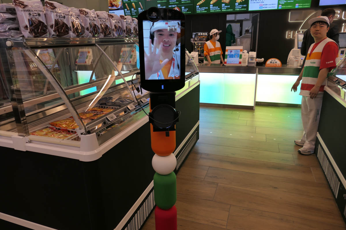 セブン-イレブンではアバターロボットもお出迎え