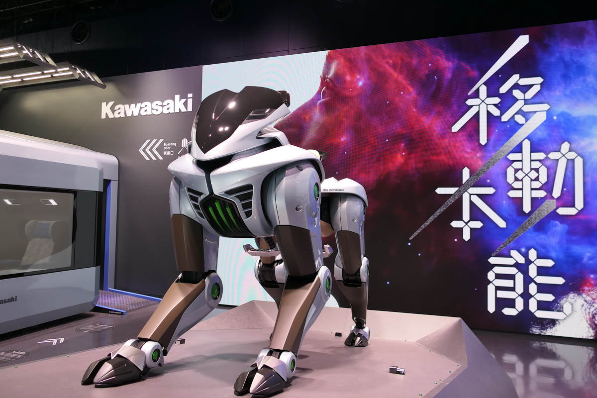 川崎重工の4脚乗用ロボット「CORLEO(コルレオ)」。少しだけ動きます