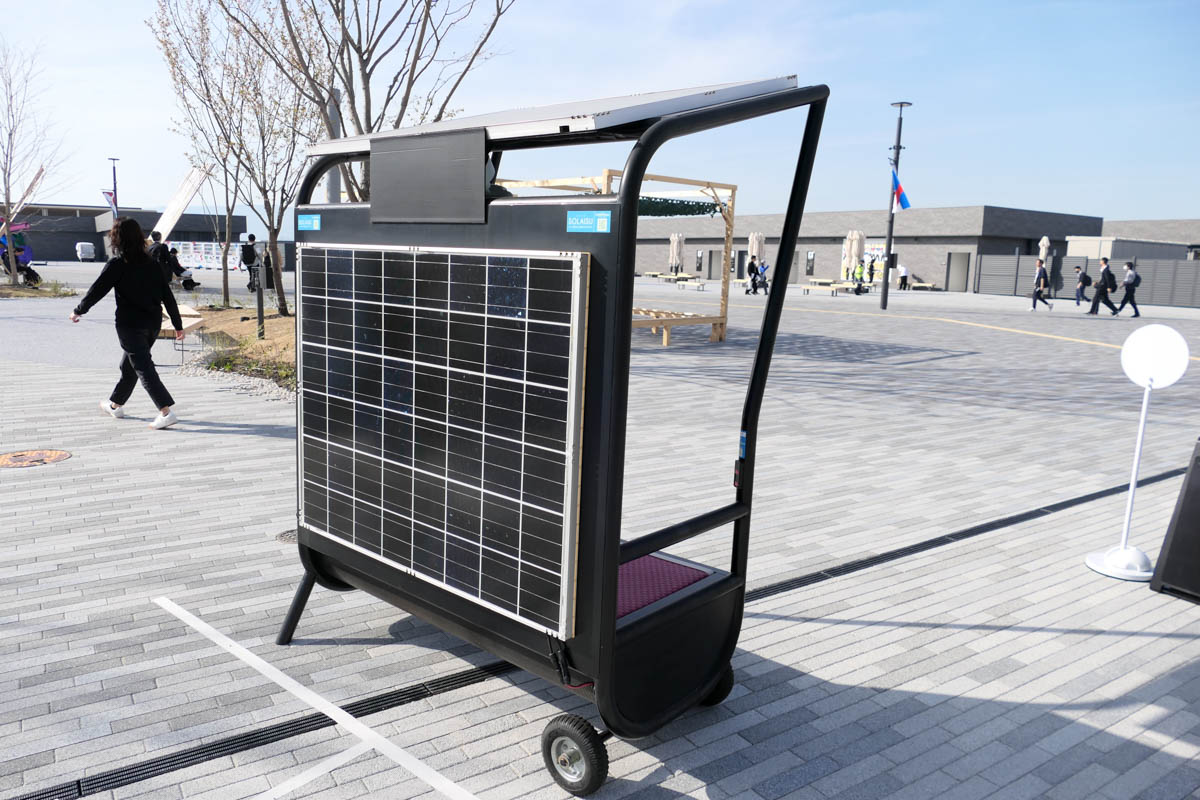 太陽電池で稼働します。ソーラーベンチ「そらいす」というそうです。