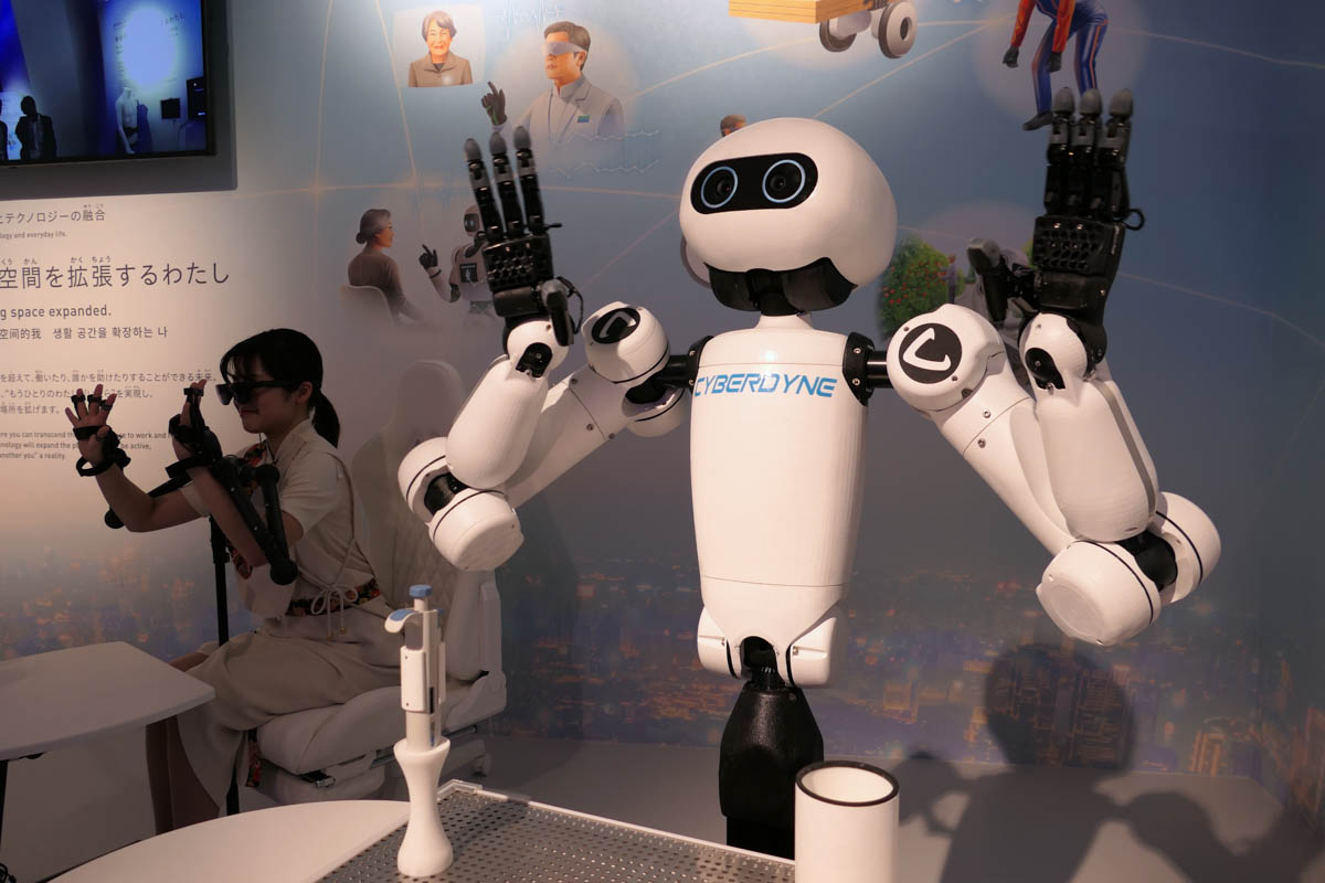 サイバーダインによる遠隔操作ロボットなども