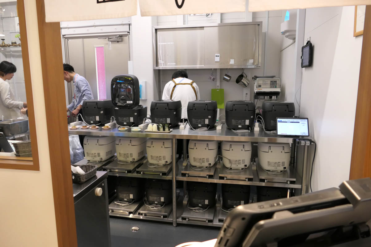 「炎舞炊き」で炊かれたご飯+ふんわりおむすびロボットによるおにぎりが食べられる