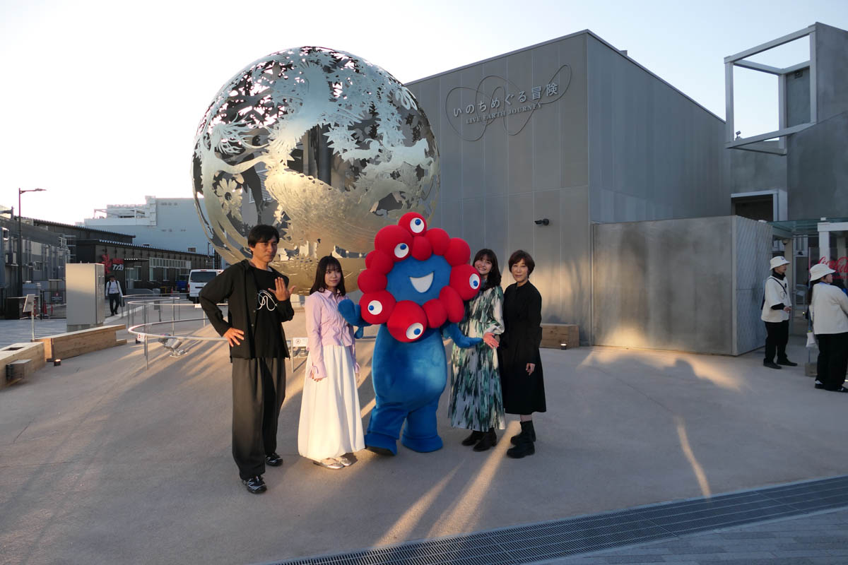 河森正治プロデューサーと中島愛さん、葉音さん、菅野よう子さん