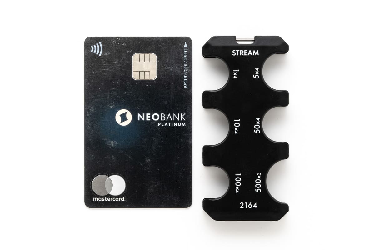 カードと並べたサイズ比較。幅はやや狭く、長さは少し長め。