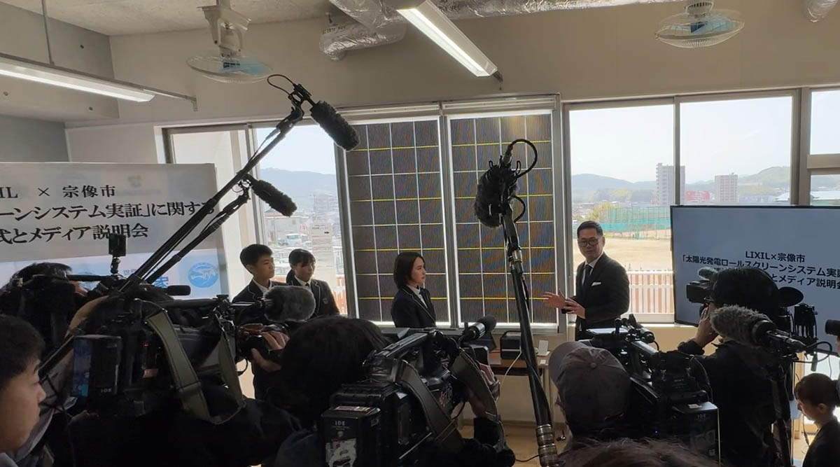 宗像市の城山中学校で行なわれた連携協定調印式後のPVロールスクリーンシステムに関する説明の様子