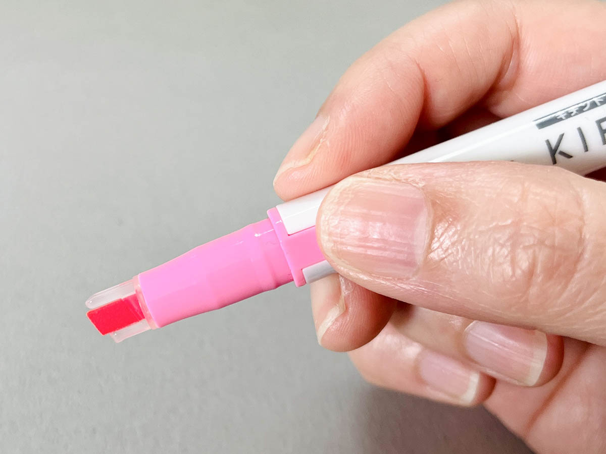 ガイドに沿って持てばペン先がちょうどいい向きに