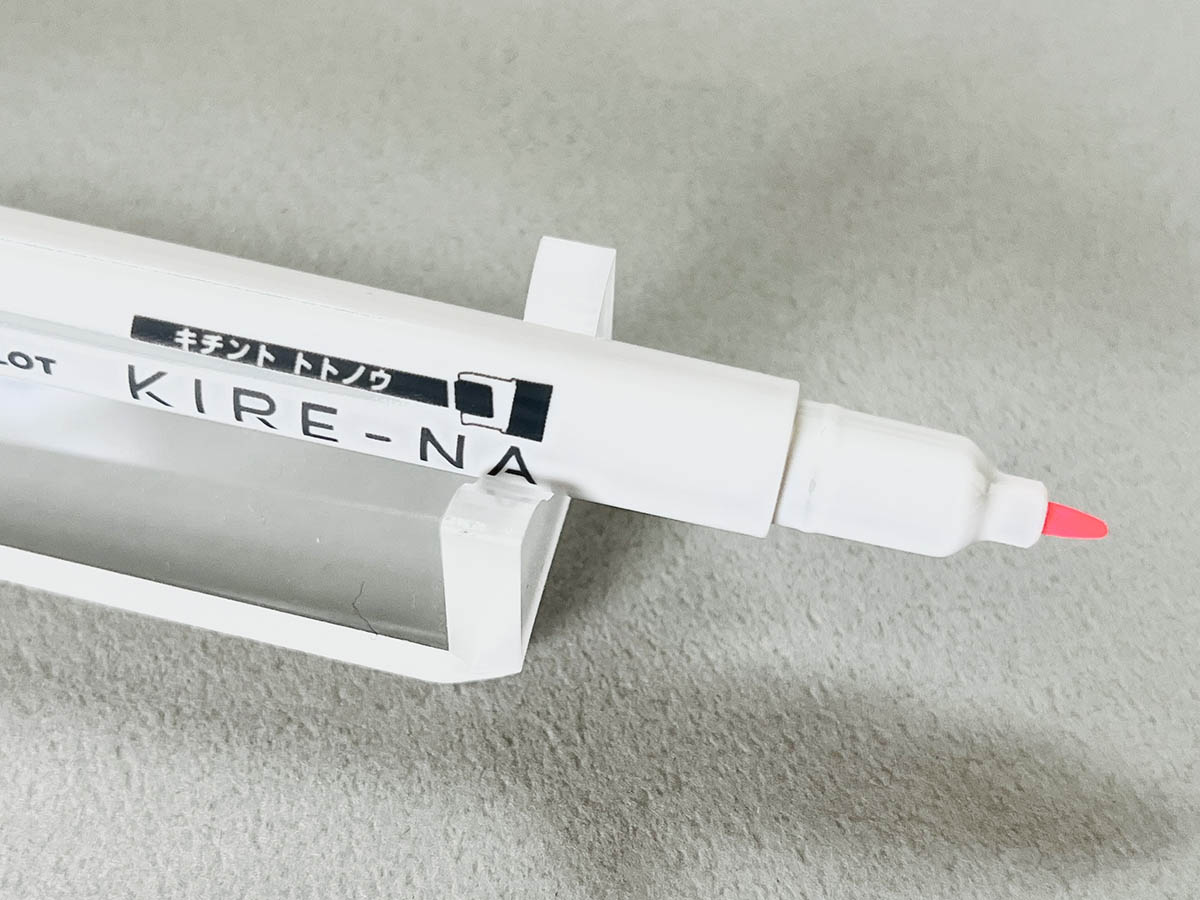 反対側には細字のマーカーがついている