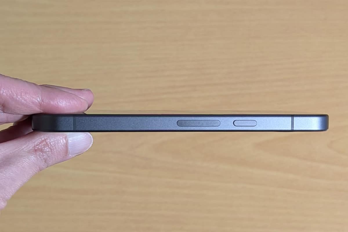 縦持ち時の右側面に、電源や音量関連のボタンが集約されています